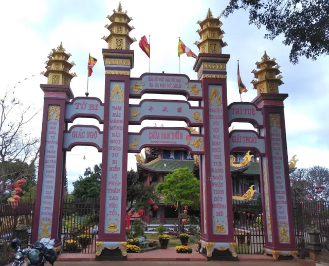 Cổng chùa Nam Thiên